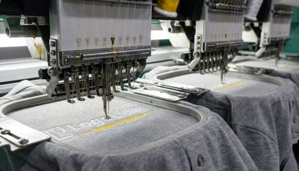 Ropa laboral personalizada para empresas con logo bordado, uniforme corporativo profesional para mejorar la imagen de marca.