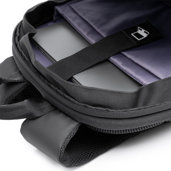 Detalle de la mochila antirrobo extensible de pu leather kugar en color negro