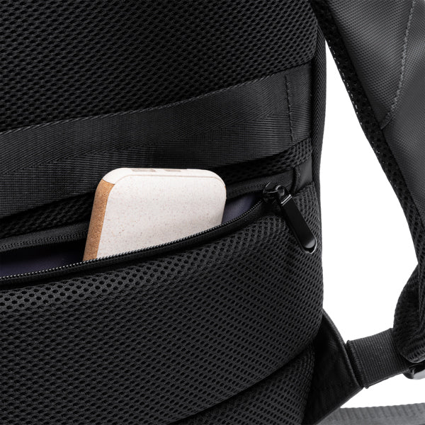 Detalle de la mochila antirrobo extensible de pu leather kugar en color negro