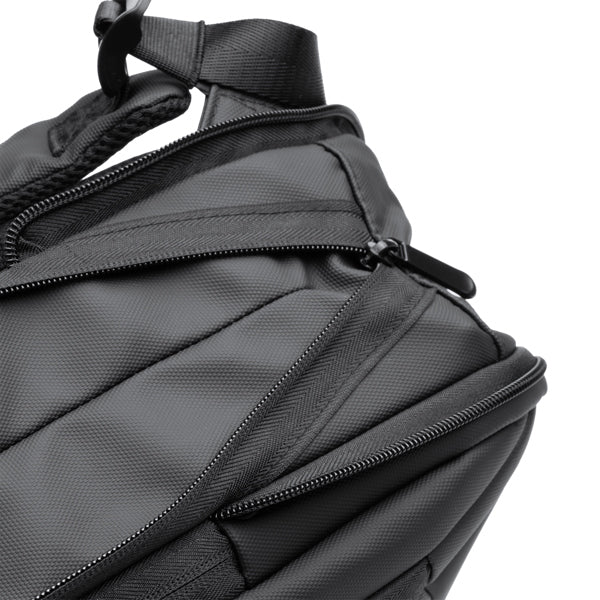 Detalle de la mochila antirrobo extensible de pu leather kugar en color negro