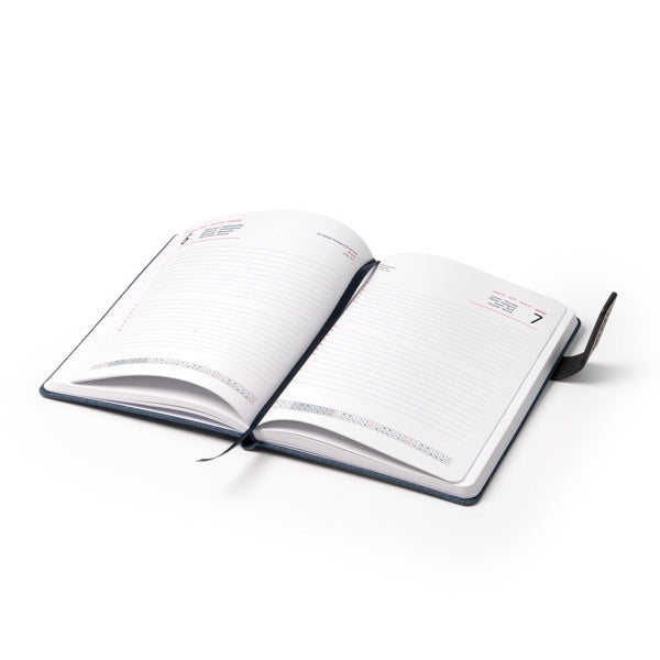 Detalle del cierre magnetico de la agenda RPET azul denim personalizada