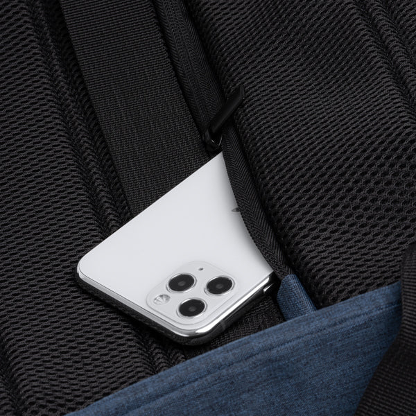 Detalle de la mochila antirrobo de rpet para portatil norden en color denim vigore
