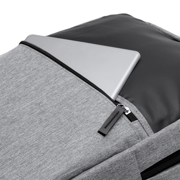 Detalle de la mochila de rpet con detalles de pu leather kiton en color gris vigore