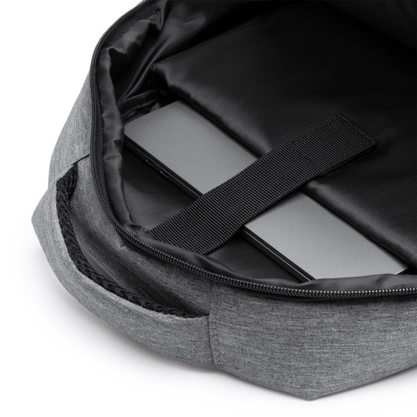 Detalle de la mochila de rpet con detalles de pu leather kiton en color gris vigore