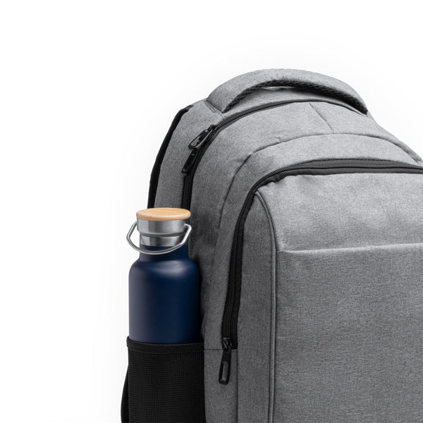 Detalle de la mochila ejecutiva de triple compartimento patrik en color gris