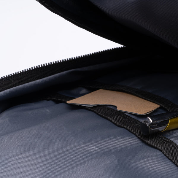 Detalle de la mochila ejecutiva de triple compartimento patrik en color gris