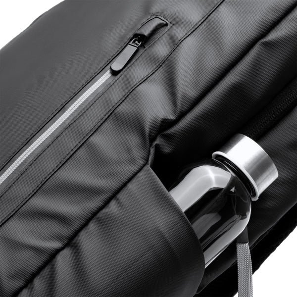 Detalle de la mochila ejecutiva de pu leather dixon en color negro