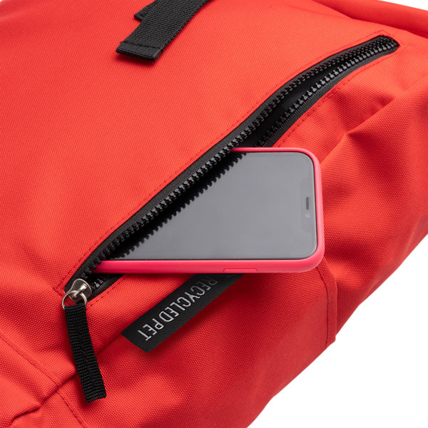 Detalle de la mochila de rpet repelente al agua dronte en color rojo