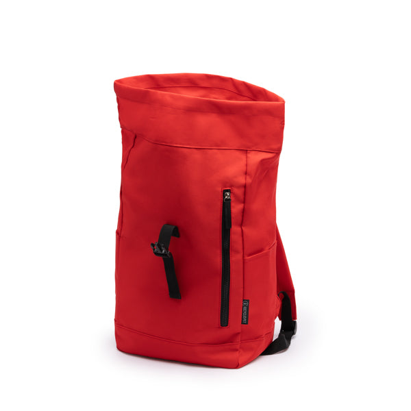 Detalle de la mochila de rpet repelente al agua dronte en color rojo