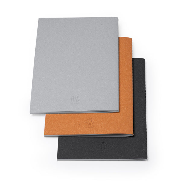 Detalle de la libreta de piel reciclada marron personalizada
