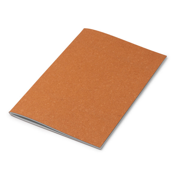 Detalle de la cubierta de la libreta de piel reciclada marron