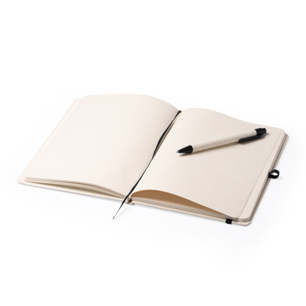 Detalle de la libreta de carton de briks con boligrafo personalizada