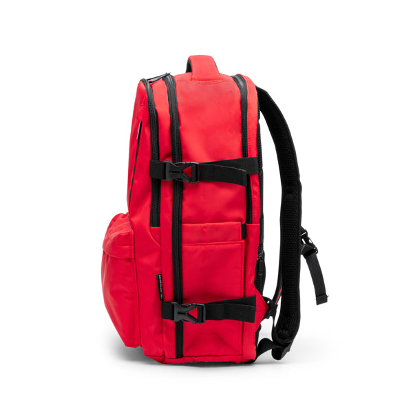 Detalle de la mochila de viaje para cabina de rpet banter en color rojo