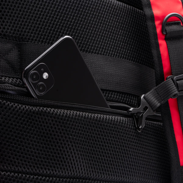 Detalle de la mochila de viaje para cabina de rpet banter en color rojo