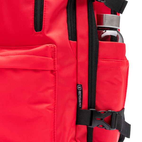 Detalle de la mochila de viaje para cabina de rpet banter en color rojo