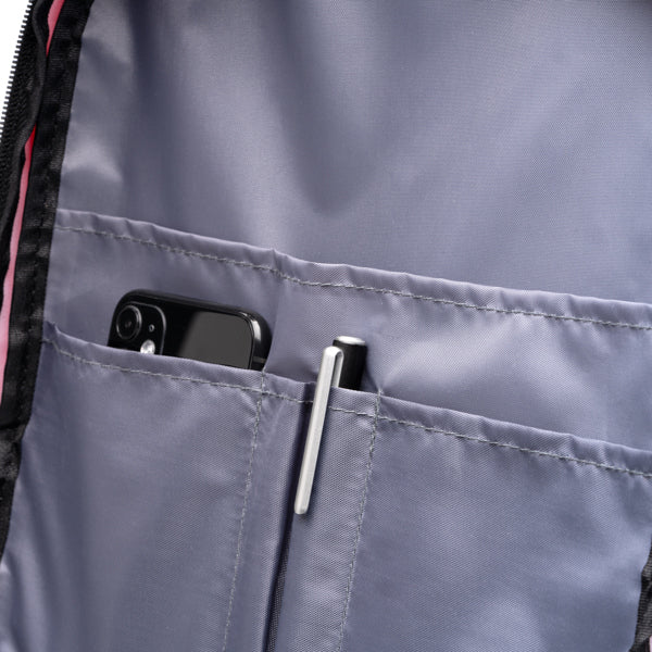 Detalle de la mochila de viaje para cabina de rpet banter en color rojo