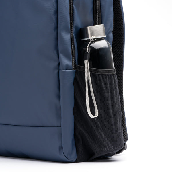 Detalle de la mochila de pu leather con espalda acolchada brunen en color marino