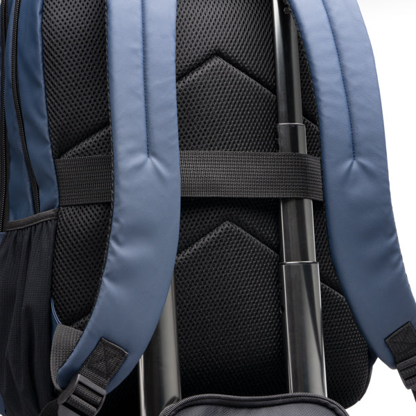 Detalle de la mochila de pu leather con espalda acolchada brunen en color marino