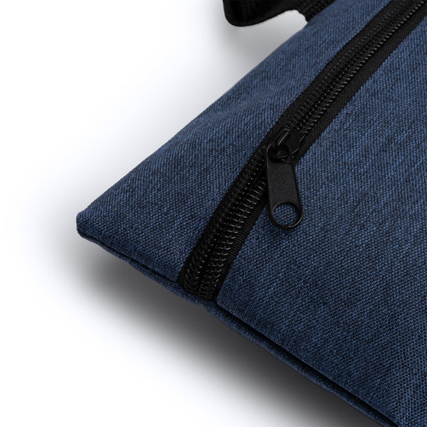 Detalle del portadocumentos de rpet con cremallera draper en color denim vigore