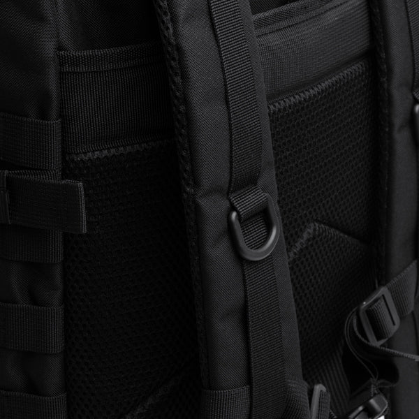 Detalle de la mochila deportiva con bolsillo antirrobo malony en color negro