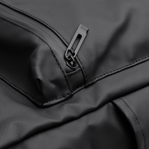 Detalle de la mochila multifuncion de pu leather fenati en color negro
