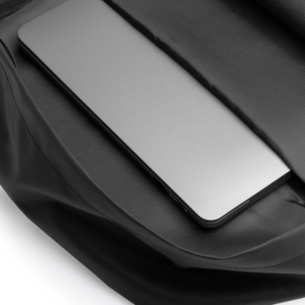 Detalle de la mochila de pu leather de 14 litros rusel en color negro
