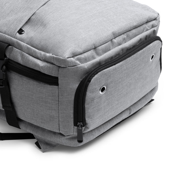 Detalle de la mochila de viaje con salida usb margot en color gris vigore