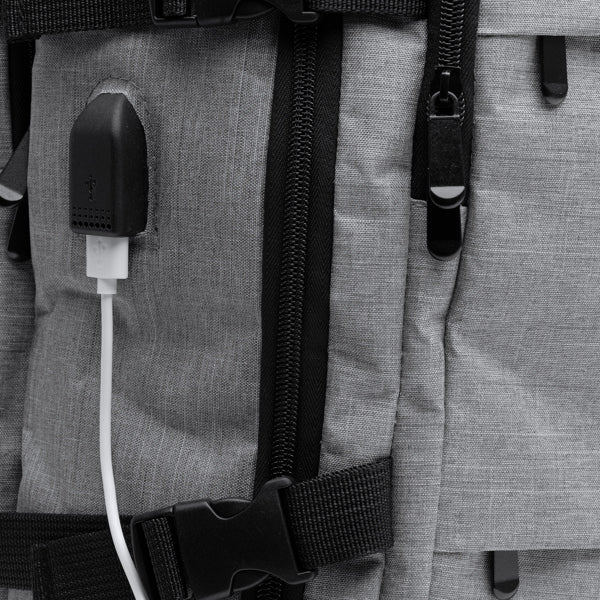 Detalle de la mochila de viaje con salida usb margot en color gris vigore