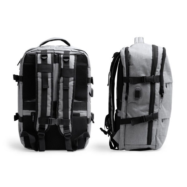 Detalle de la mochila de viaje con salida usb margot en color gris vigore