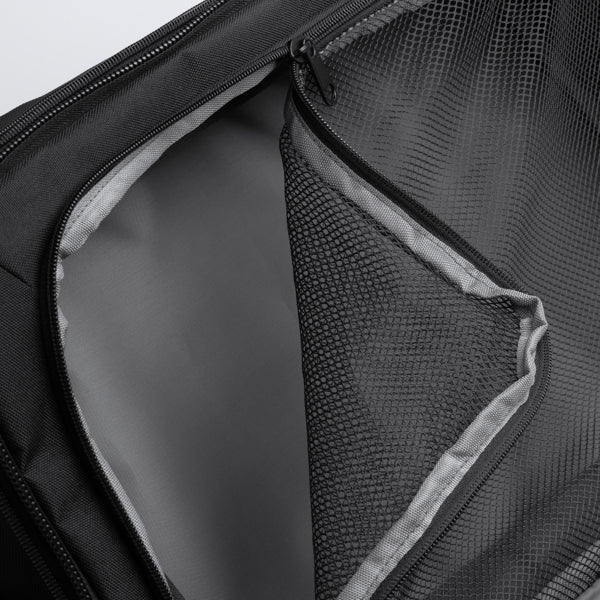 Detalle de la mochila de viaje extensible de 40 litros rayan en color negro