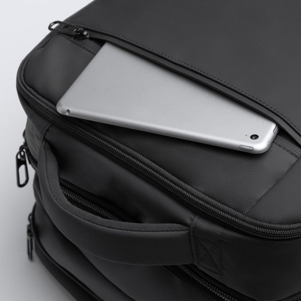 Detalle de la mochila de viaje extensible de 40 litros rayan en color negro