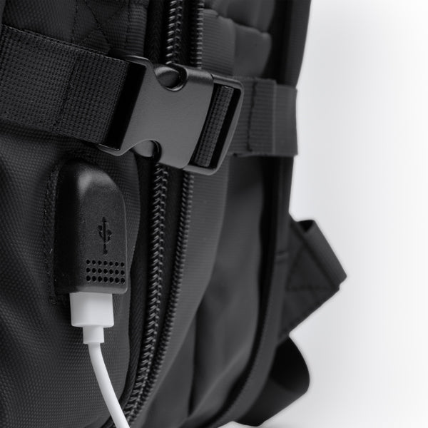 Detalle de la mochila de viaje extensible de 40 litros rayan en color negro