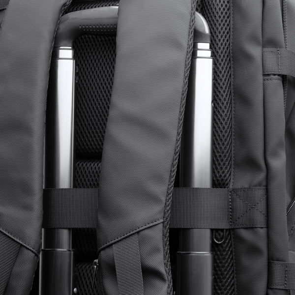 Detalle de la mochila de viaje extensible de 40 litros rayan en color negro