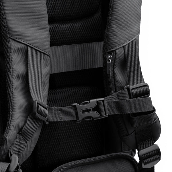 Detalle de la mochila de viaje extensible de 40 litros rayan en color negro