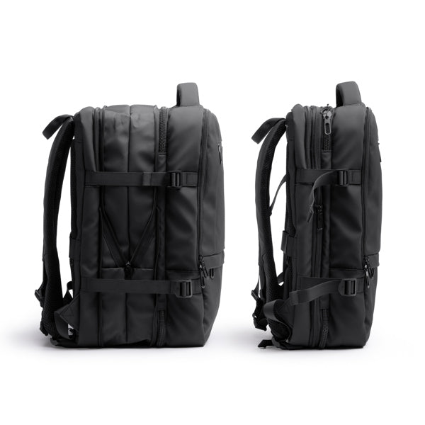 Detalle de la mochila de viaje extensible de 40 litros rayan en color negro