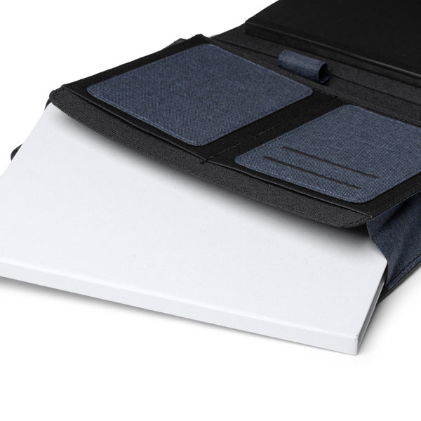 Detalle de los tarjeteros de la carpeta A5 de RPET azul denim