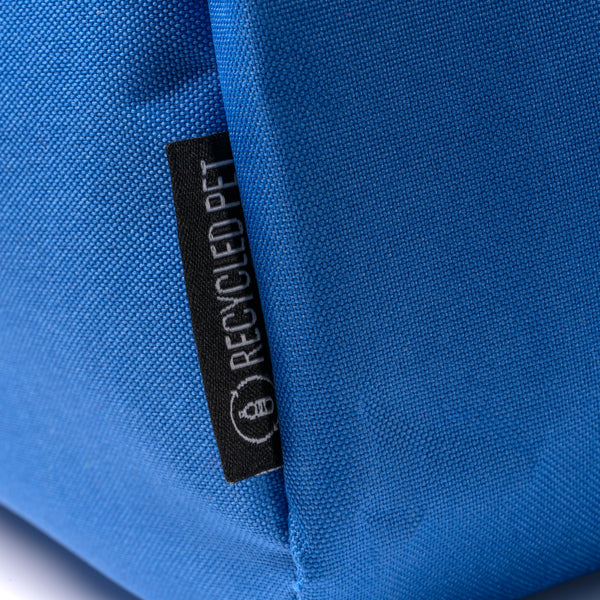 Detalle del bolso de deporte de rpet con banda reflectante wilkins en color royal