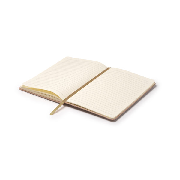 Detalle de la libreta con tapas de fruta tono almendra personalizada