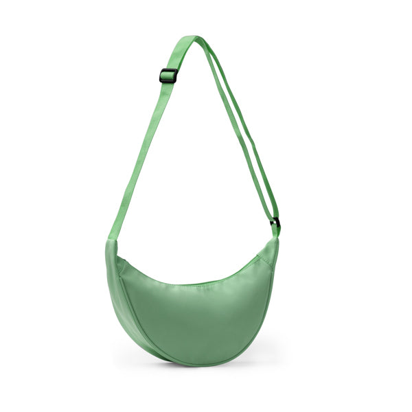 Detalle del bolso bandolera de nylon reciclado elena en color verde salvia