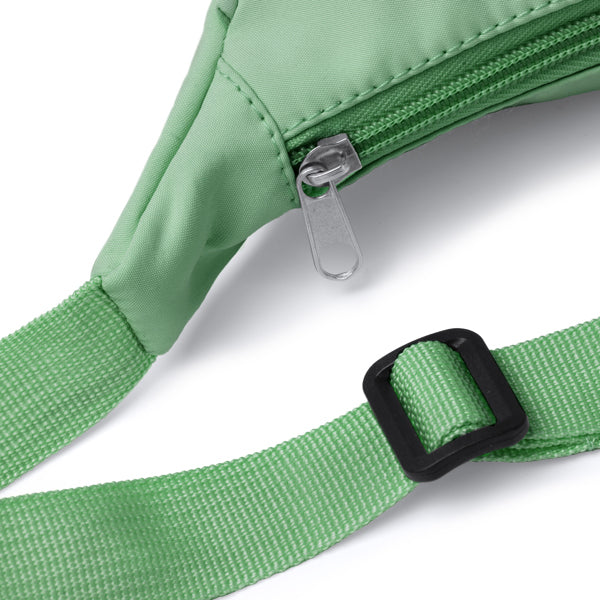 Detalle del bolso bandolera de nylon reciclado elena en color verde salvia
