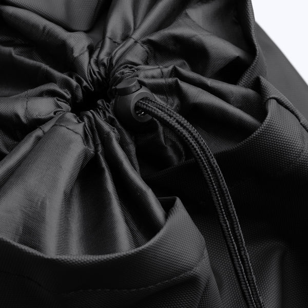 Detalle de la mochila casual de pu leather con solapa jarvis en color negro
