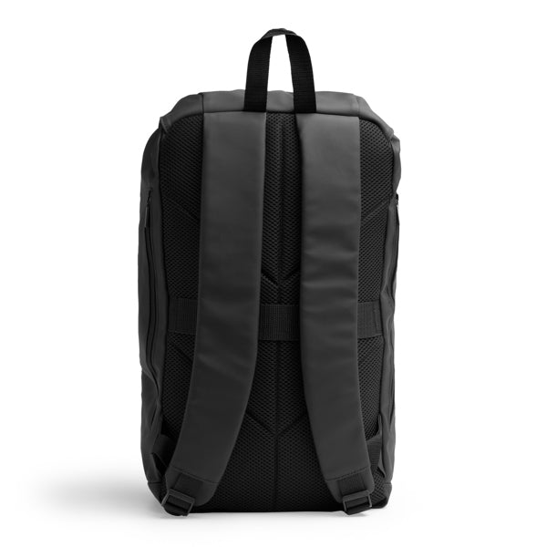 Detalle de la mochila casual de pu leather con solapa jarvis en color negro