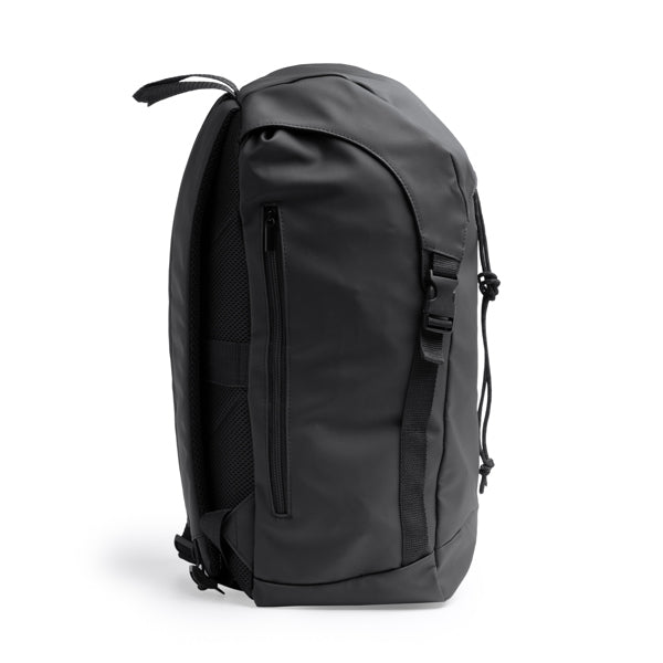 Detalle de la mochila casual de pu leather con solapa jarvis en color negro