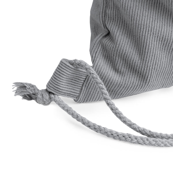 Detalle de la mochila de cuerdas de pana masur en color gris