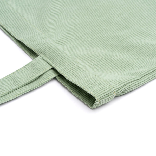 Detalle de la bolsa de pana con asas largas fasler en color verde salvia