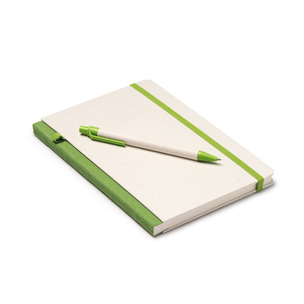 Detalle de la libreta de briks con boligrafo verde oasis personalizada