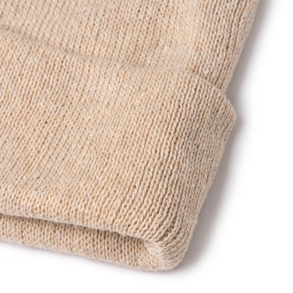Detalle del gorro beanie reciclado de doble capa rosmal en color beige