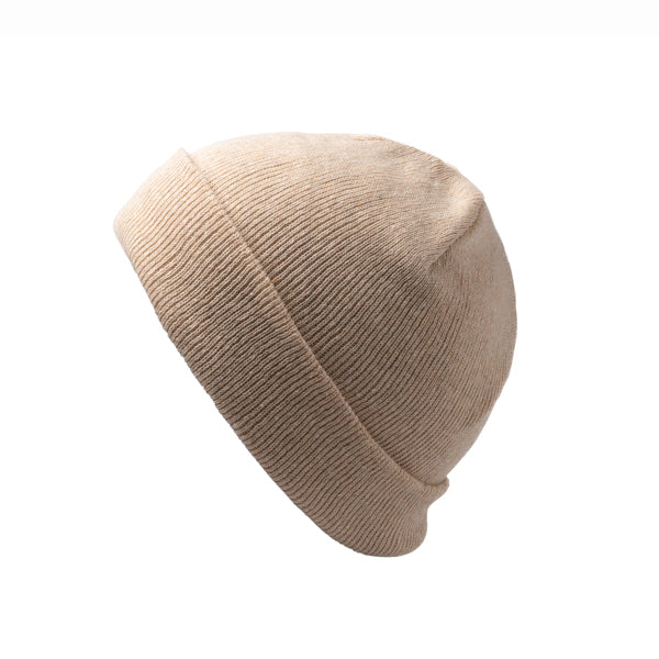 Detalle del gorro beanie reciclado de doble capa rosmal en color beige