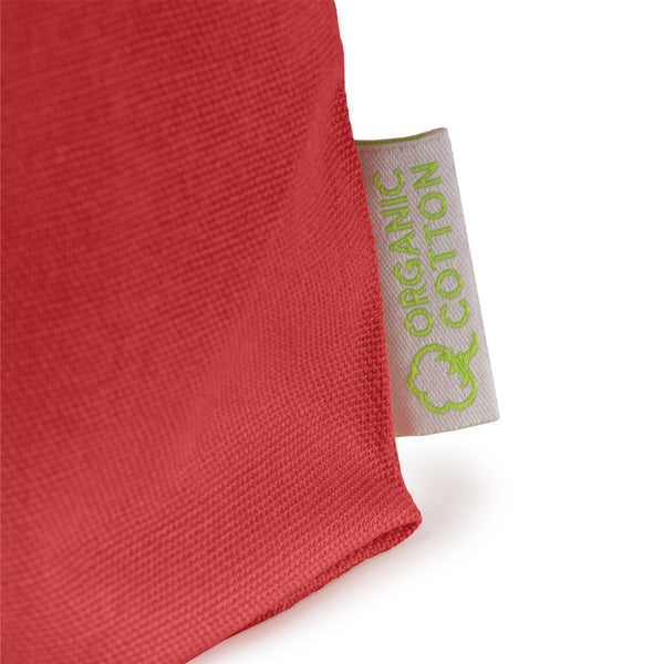 Detalle de la bolsa de algodon organico de 220 g dorsi en color rojo crisantemo