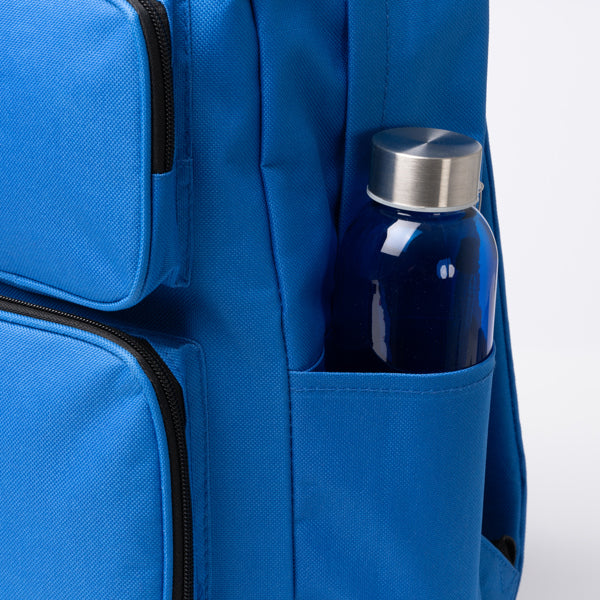 Detalle de la mochila de rpet con doble bolsillo frontal hostik en color royal